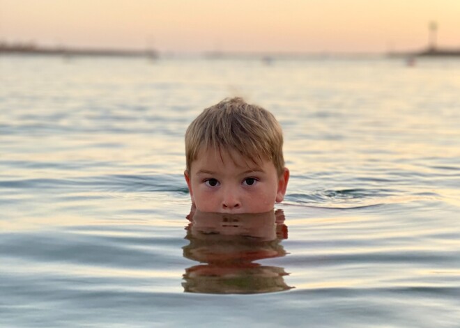 10-летнего мальчика смыло волной в открытое море: ему удалось выжить благодаря правилам из телешоу