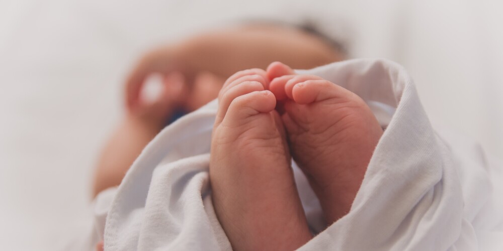 Surogasija ir sievietes brīvprātīga bērna iznēsāšana, kas ir apstiprināta ar pirmsgrūtniecības līgumu, ar nolūku pēc bērna piedzimšanas atdot to citai personai vai personām un atteikties no vecāka tiesībām. Bieži surogasija ir saistīta ar atlīdzības saņemšanu par to (komerciālā surogasija). Sievieti, kura dzemdē bērnu, sauc par „surogātmāti”, bet cilvēkus, kuriem bērns tiek atdots, par „potenciālajiem vecākiem”.