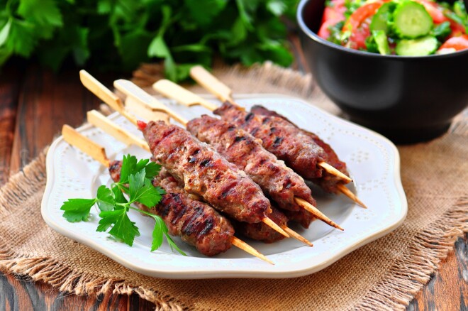 Ļuļa kebabs būs sulīgāks, ja to ceps laukā uz ļoti karstām oglēm – lai aprauj apkārt brūnu garoziņu, tad iekšpuse nekļūs sausa.