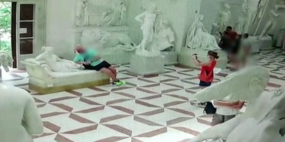 VIDEO: lempīgs tūrists nolauž Napoleona māsas skulptūrai kāju pirkstus un cenšas noslēpt postažu
