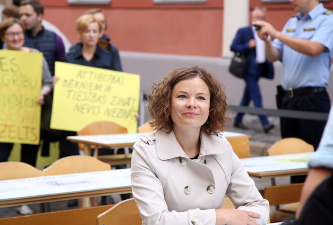 Ginekoloģe Vija Veisa piedalās pie Saeimas nama notiekošajā "Latvijas nezināšanu dienā", kurā runā par tā dēvēto "tikumības grozījumu" jeb grozījumu Izglītības likuma 10.1 pantā ietekmi uz skolēnu zināšanām.