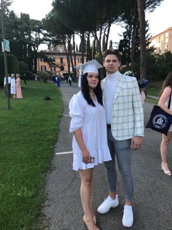 Solvitas Āboltiņas dvīņi Artūrs un Anna vēstnieces meitas izlaidumā Romā.