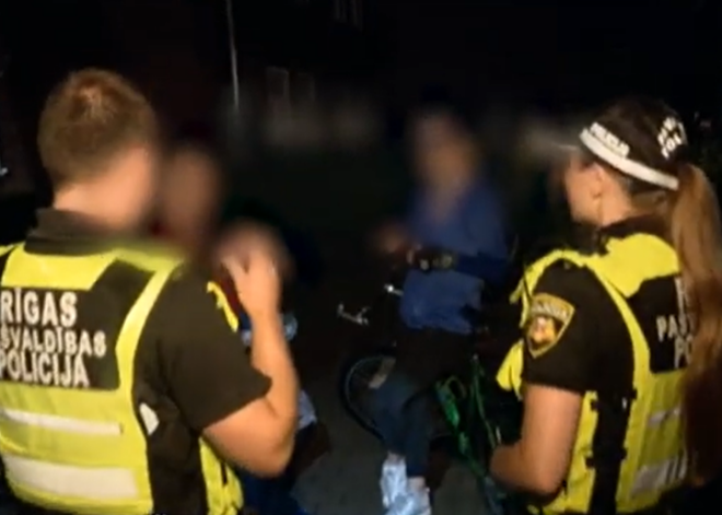 Видео: полиция борется с наркоманами и бездомными в центре Риги