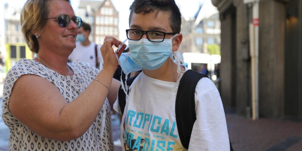 Amsterdama nosaka obligātu sejas masku valkāšanu daudz apmeklētās vietās