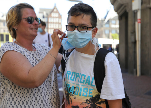 Amsterdama nosaka obligātu sejas masku valkāšanu daudz apmeklētās vietās