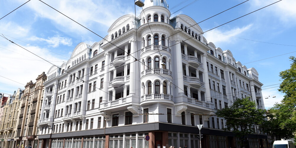 Atjaunotais Tetera nama (bijusī VDK ēka jeb Stūra māja) vēsturiskais fasādes krāsojums.