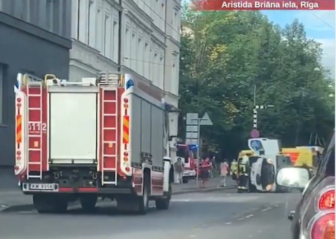 Видео: в центре Риги столкнулись четыре машины, одна перевернулась