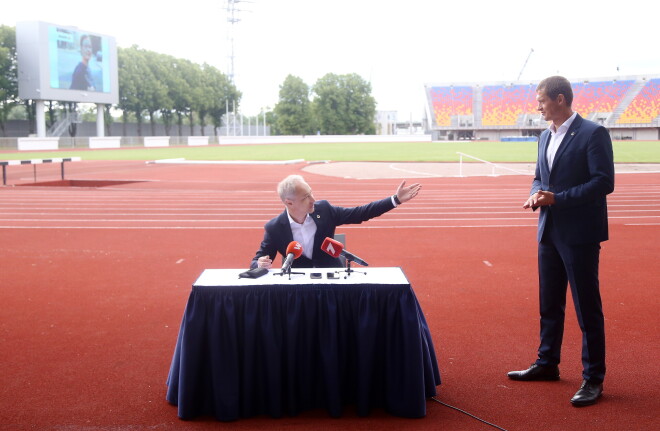 JKP priekšsēdis Jānis Bordāns „Daugavas” stadionā izrīko Saeimas frakcijas vadītāju Juri Jurašu, kā rīdziniekiem jāpasniedz JKP priekšvēlēšanu programma.