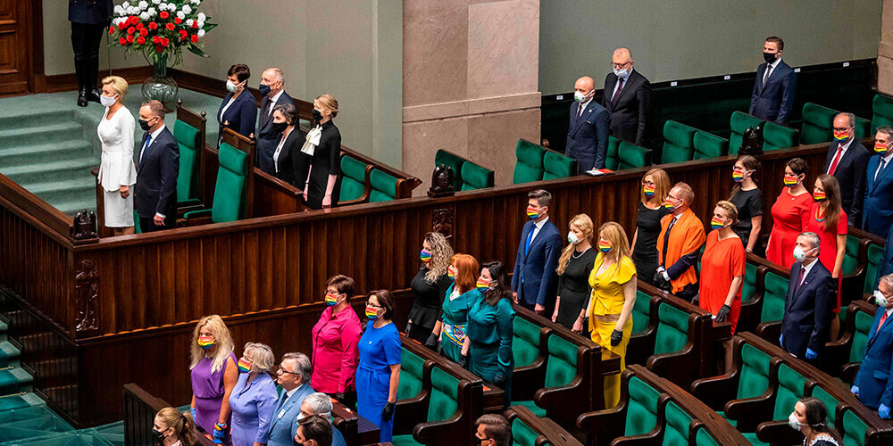 Dudas zvēresta ceremonijā opozīcijas likumdevēji ierodas LGBT karoga krāsās