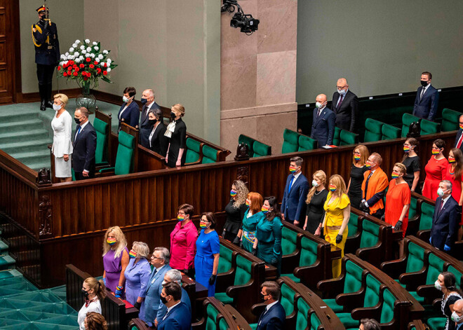 Dudas zvēresta ceremonijā opozīcijas likumdevēji ierodas LGBT karoga krāsās