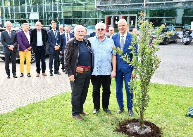 Olimpiešu alejā iestāda Vrubļevskim dāvināto ozolu, kas simbolizē olimpisko lāpu