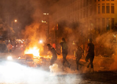 Protestētāji aizdedzināja ugunskuru, nodarīja postījumus vairākiem veikaliem un meta policistiem ar akmeņiem.