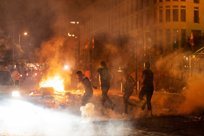 Protestētāji aizdedzināja ugunskuru, nodarīja postījumus vairākiem veikaliem un meta policistiem ar akmeņiem.