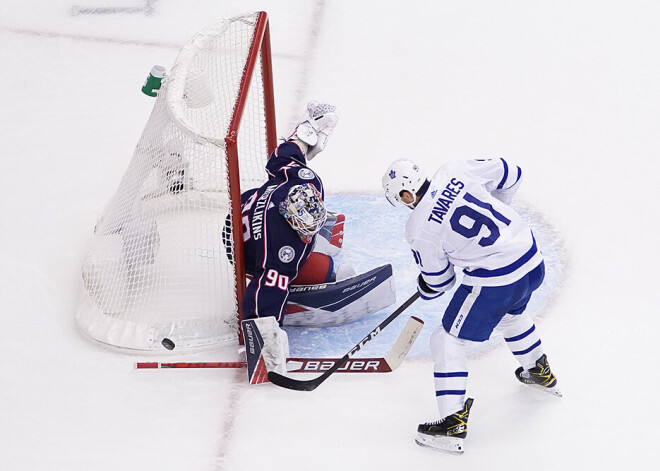 Merzļikins izglābj "Blue Jackets" no droša zaudējuma un "play-off" debitē ar uzvaru