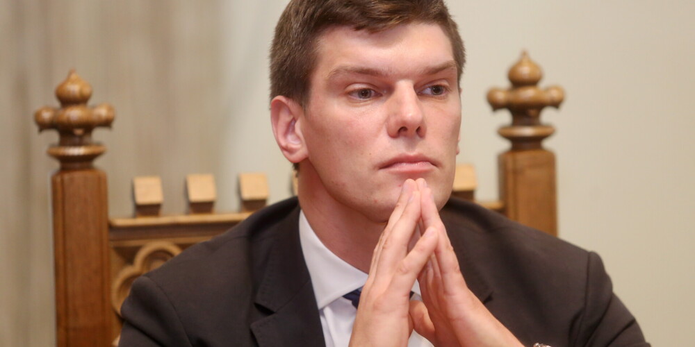 Visbagātākais Rīgas mēra kandidāts Petrovs no „Alternative” vēlētājus iebaro ar plovu un sola krievu valodas stundas