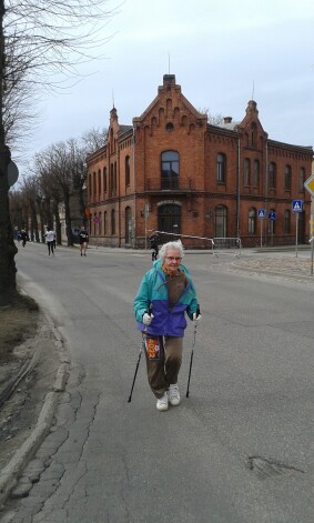 Liepājniece Elfrīda Pujēna bija tas cilvēks, kurš 1986. gadā izveda uz ārzemēm Latvijas cilvēktiesību aizstāvēšanas grupas Helsinki 86 pirmos dokumentus, kuri radīja starptautisku rezonansi un iedrošināja daudzus pretoties padomju režīmam. 