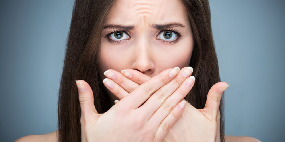 Zobārste nosauc 11 galvenos sliktas elpas izraisītājus