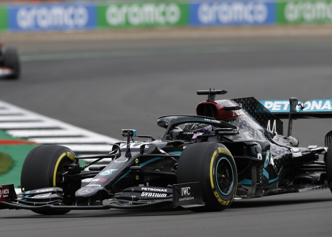 Hamiltons mājas trasē Silverstonā sasniedz ātrāko laiku treniņsesijā