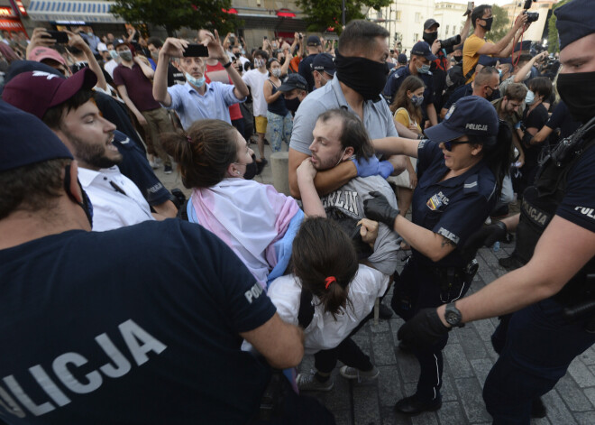 Policijai Varšavā apcietina homoseksuāļu tiesību aktīvisti, izraisās protesti