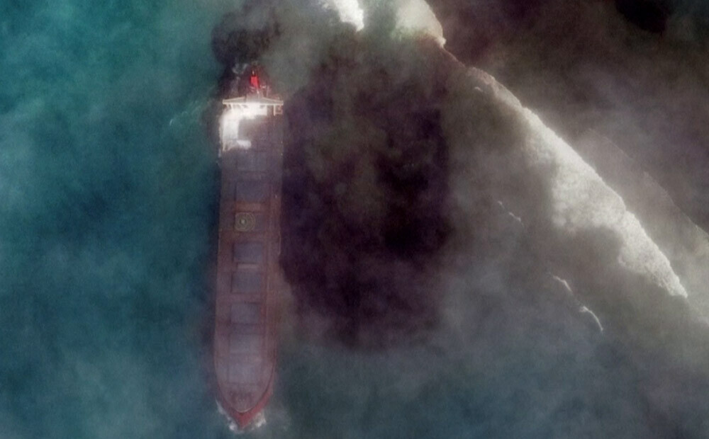 Pie Maurīcijas krastiem no kravas kuģa lielā daudzumā noplūst degviela