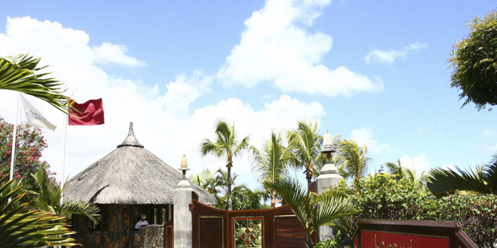 Maurīcija, oficiāli Maurīcijas Republika ir salu valsts Indijas okeāna dienvidrietumos, aptuveni 900 km uz austrumiem no Madagaskaras. No salas uz ziemeļiem atrodas Seišelu salas, bet uz rietumiem atrodas Francijas aizjūras departaments — Reinjona. Maurīcijas platība ir 2 040 km² un pēc platības tā ir simtu septiņdesmit devītā lielākā valsts pasaulē. To ietekmē tropu klimatiskā josla. Ar 1,26 miljoniem iedzīvotāju 2013. gadā, tā ir simtu piecdesmit sestā lielākā valsts pasaulē pēc iedzīvotāju skaita.