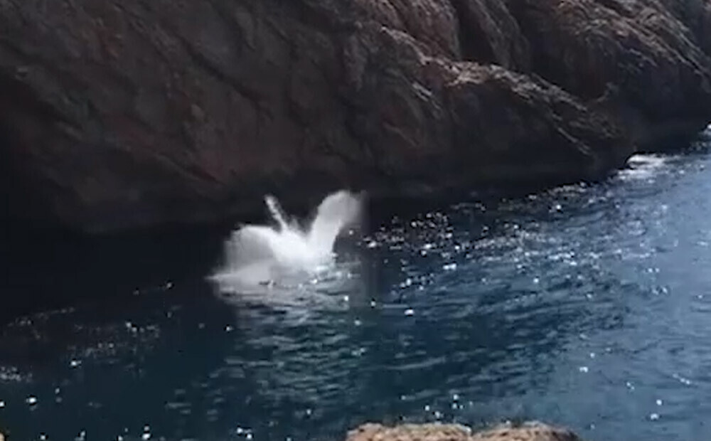 VIDEO: tūrists ielec ūdenī no 20 metrus augstas klints un gūst vairākus lūzumus