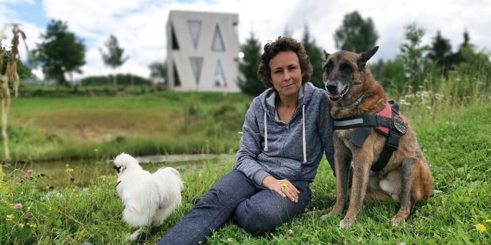 Отказ от шоу-бизнеса, загородный дом и 14 собак: как сейчас живет певица Юлия Чичерина