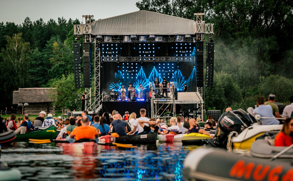 FOTO: Juglas ezerā izskanējis pirmais starpžanru mūzikas festivāls 