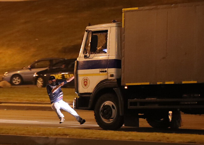 Sociālajos tīklos publicēts baiss VIDEO no Minskas centra, kurā policijas furgons notriec protestētāju