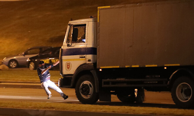 Policijas furgons notriec protestētāju.