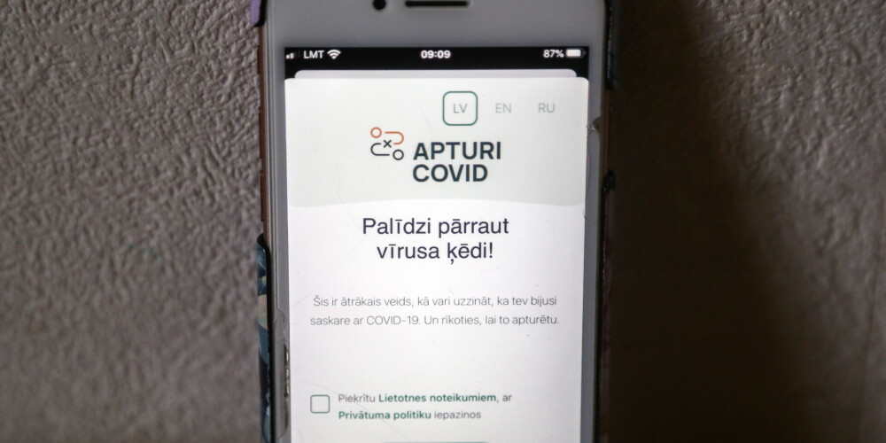 Apturi Covid ir brīvprātīgā kontaktu fiksēšanas lietotne, ko radījuši vietējie informācijas un komunikācijas tehnoloģiju nozares un zinātnes pārstāvji, lai ierobežotu Covid-19 izplatību Latvijā. Pieejama App Store un Google Play no 2020. gada 29. maija. Lietotne ar Bluetooth palīdzību apmainās ar signāliem, ko uzglabā uzstādītāja tālrunī šifrētā veidā. Ja viena tālruņa lietotājs saslims, otrs tiks brīdināts, ka kādā brīdī savās ikdienas gaitās ir saskāries ar Covid-19 slimnieku. Inficētā persona un vieta, kur noticis kontakts, lietotājam netiks atklāta. Tiek pieņemts, ka lietotne nevāc GPS datus un neizseko lietotājus.
