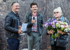 FOTO: ar pazīstamu aktieru dalību Valmierā atklāj mākslas objektu “Krodera ābele”