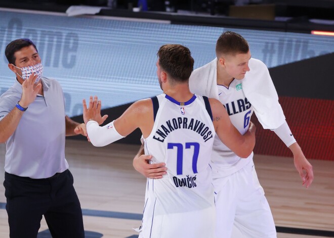 "Mavericks" līderi Porziņģis un Dončičs veselības problēmu dēļ nepiedalīsies pirmdienas agrajā spēlē