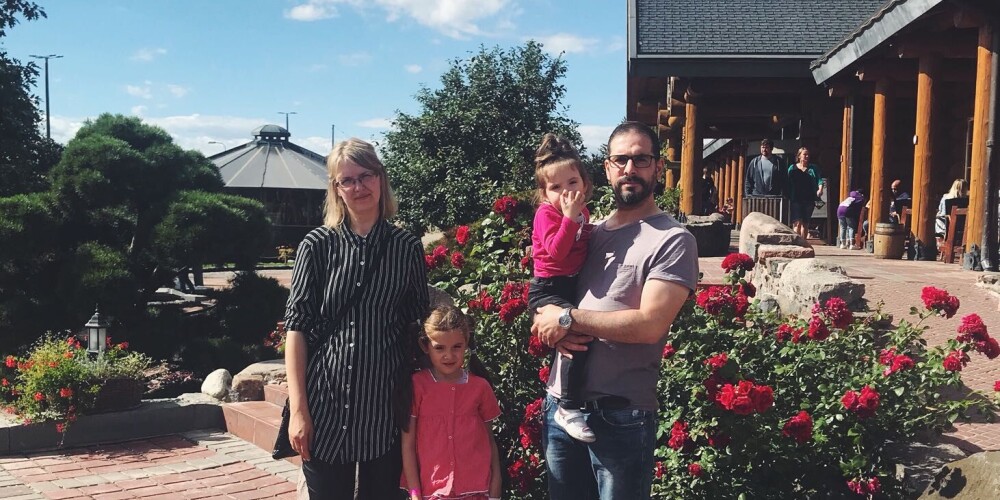 Latviete Linda un viņas vīrs, Alžīrijā dzimušais Muhameds kopā ar abu meitām. Tepat Latvijā, "Lido" atpūtas parkā.