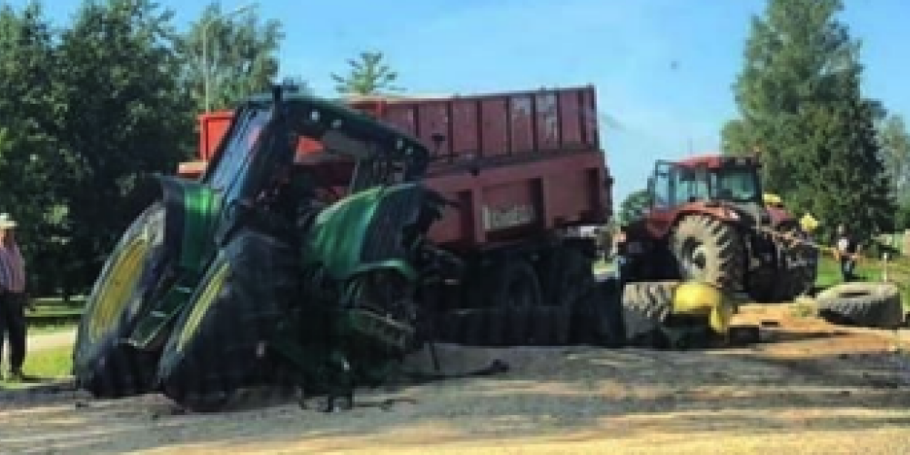 FOTO: Jēkabpilī notikusi divu traktoru sadursme