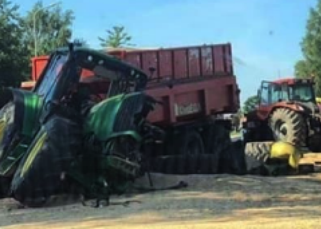 FOTO: Jēkabpilī notikusi divu traktoru sadursme