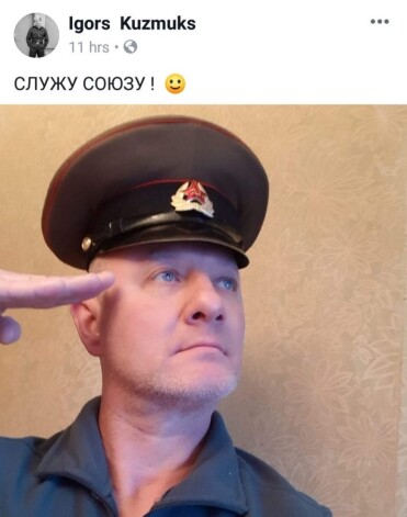 “Kalpoju Savienībai!” šādi sevi PSRS ērai tradicionālajā vīriešu dienā Facebook pasniedza bijušais Rīgas domes deputāts Igors Kuzmuks, kuram Latvijas armija un NATO ir kā dadzis acī.
