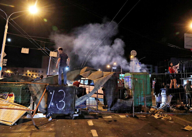 Sprādzieni, barikādes un kārtējās aizturēšanas: tā Baltkrievijā noritējusi otrā protestu nakts