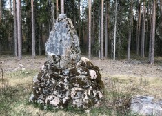 FOTO. Piemineklis lielkņaza medību laukiem Strenču mežos