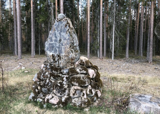 FOTO. Piemineklis lielkņaza medību laukiem Strenču mežos