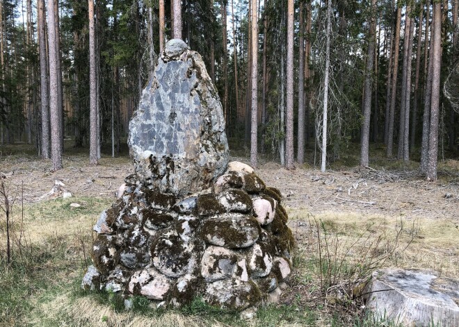 FOTO. Piemineklis lielkņaza medību laukiem Strenču mežos
