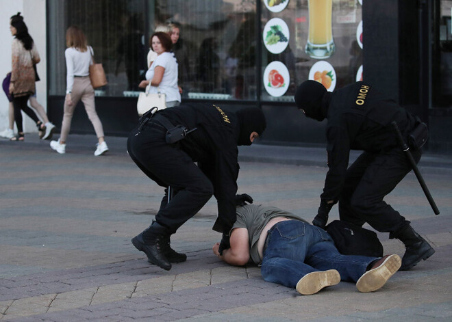 Baltkrievijā protestu otrās diennakts laikā aizturēti vairāk nekā 2000 cilvēku