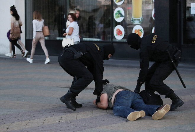 OMON Minskā aiztur protestētāju.