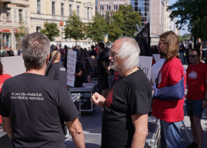 Šodien pie Kultūras ministrijas ieradušies vairāk nekā 200 Latvijas pasākumu nozares tehniskā nodrošinājuma uzņēmumu pārstāvji, lai protestētu pret atbalsta nenodrošināšanu nozares darbiniekiem.