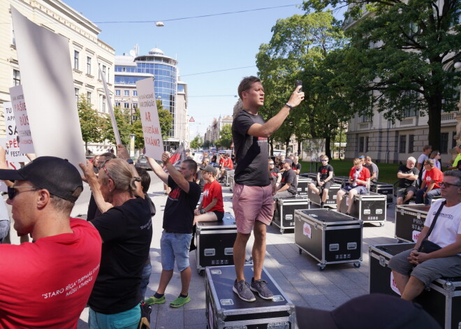 Vairāk nekā 200 cilvēku protestē pie Kultūras ministrijas