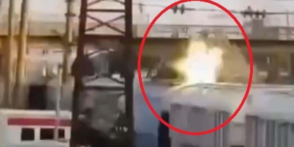Шокирующее видео: подросток залез на крышу вагона и получил удар током в 3000 вольт