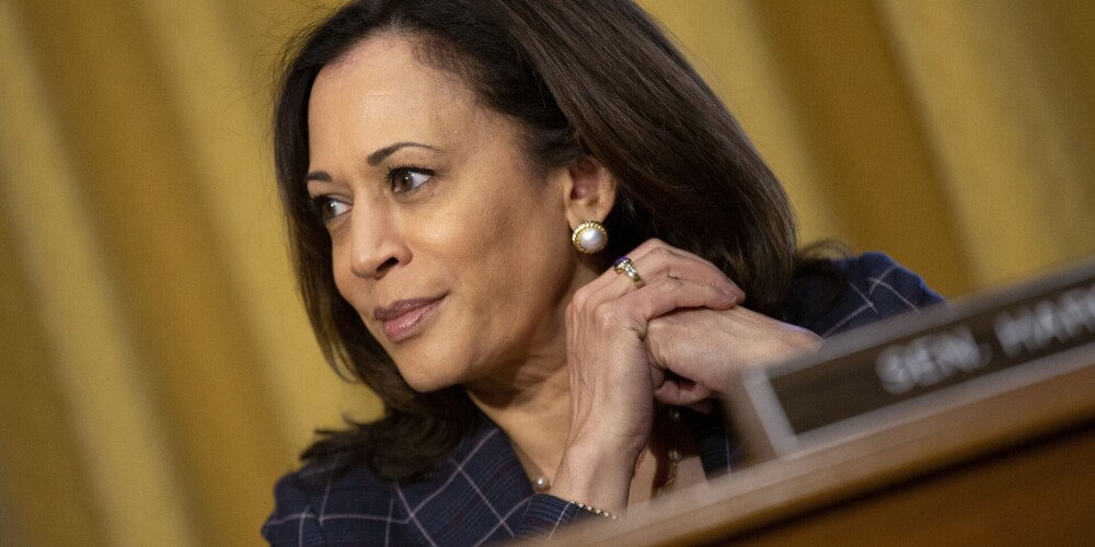 Kamala Harisa ir bijusī Kalifornijas štata ģenerālprokurore, 2017.gada janvārī kļuva par ASV senatori no Kalifornijas štata. Harisa 2019.gada janvārī paziņoja par kandidēšanu uz ASV prezidenta amatu vēlēšanās 2020.gadā, kļūstot par sesto kandidāti no Demokrātu partijas un cerot kļūt ne tikai par pirmo sievieti ASV prezidenta amatā, bet arī par pirmo melnādaino sievieti ASV augstākajā amatā. 2020.gada augustā ASV prezidenta amata kandidāts Džo Baidens Harisu izraudzīja par viceprezidenti.