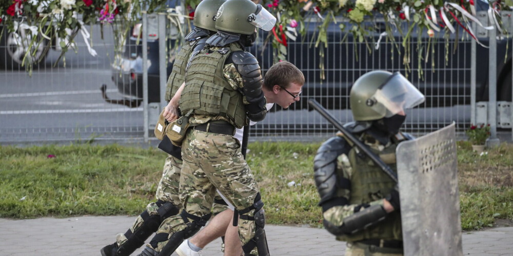 Baltkrievijā trešo nakti pēc kārtas notikušas protestētāju un drošības spēku sadursmes