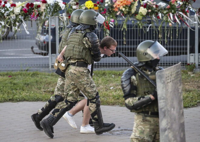 Baltkrievijā trešo nakti pēc kārtas notikušas protestētāju un drošības spēku sadursmes