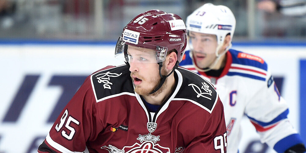 Latvijas hokejists Oskars Batņa dzimis 1995. gada 7. maijā. Viņš trīs gadus pārstāvēja Kontinentālās hokeja līgas klubu Rīgas "Dinamo". Batņa kopā ar Latvijas hokeja izlasi devās uz 2018. gada Pasaules čempionātu, tomēr sastāvam tā arī netika pieteikts un, neaizvadījis nevienu spēli, turnīra gaitā atgriezās Rīgā.